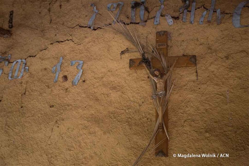 Una cruz en una capilla improvisada en la región de Tigray, profundamente afectada por el conflicto