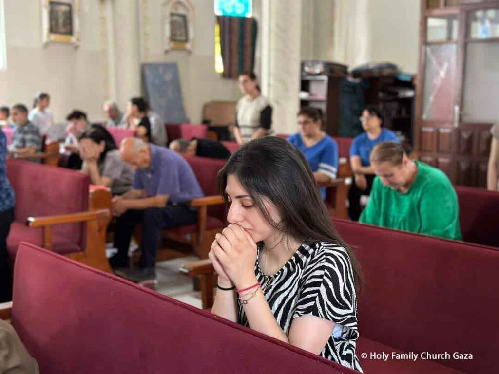 Des chrétiens se rassemblent dans l'église de la Sainte Famille, à Gaza