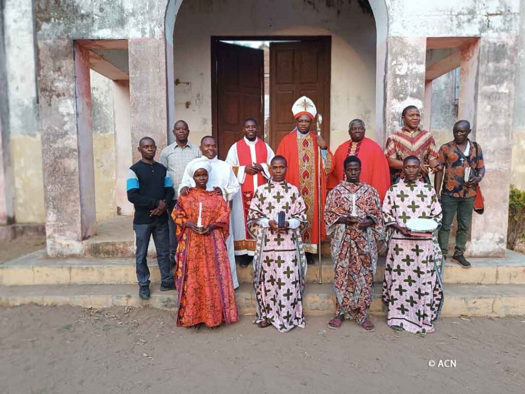 Bishop António Juliasse Ferreira Sandramo visiting the communities