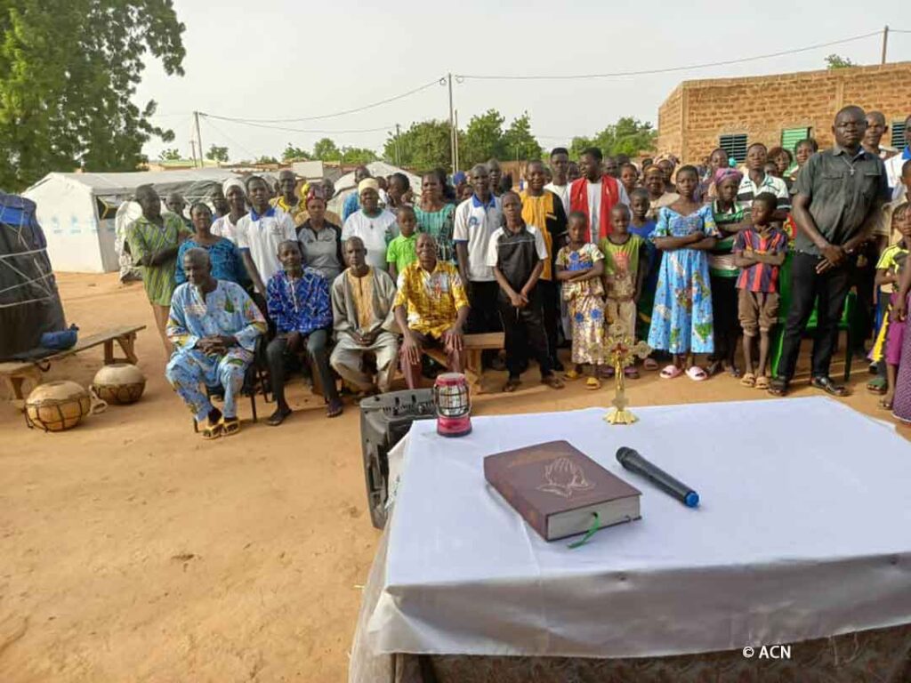 Displaced Christians from Rollo during Holy Mass in Kongoussi