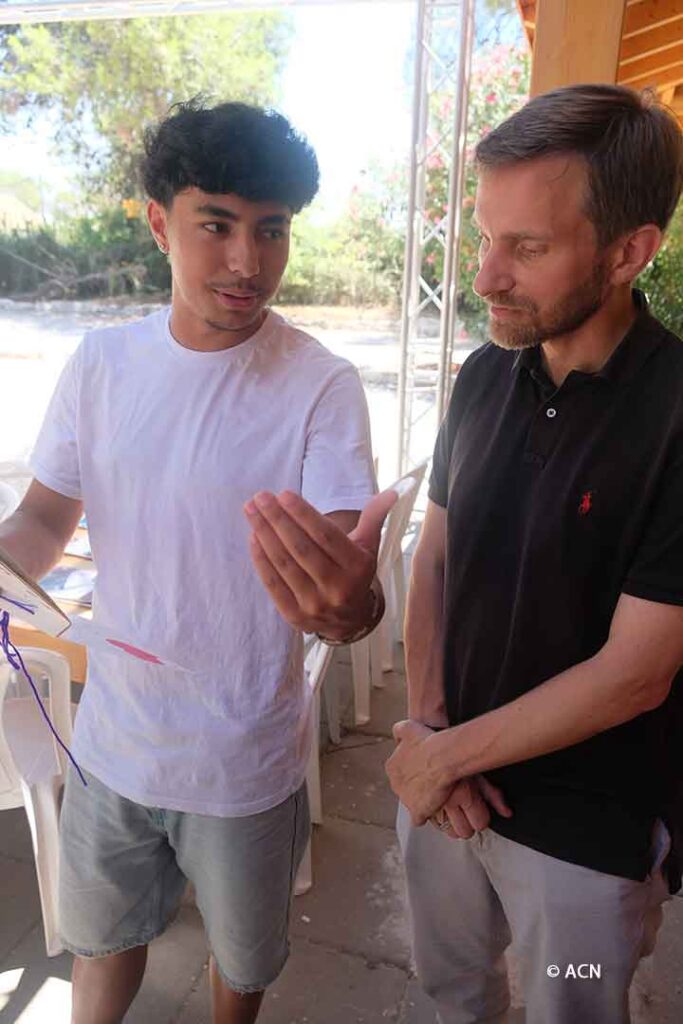 Marco Mencaglia, Directeur des Projets de ACN, visite un camp d'été pour les jeunes, organisé par le Vicariat pour les Catholiques de langue hébraïque.