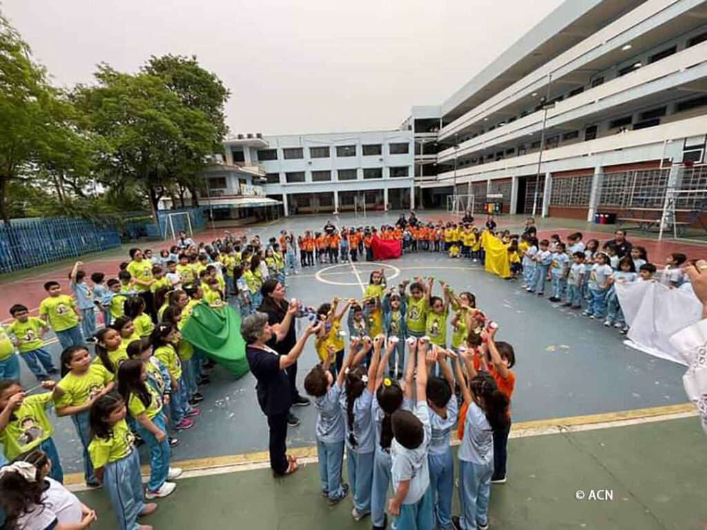  Students in Paraguay take part in the prayer initiative