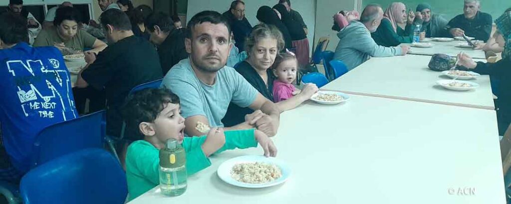 Une famille reçoit de l'aide dans un centre de l'Église pour les personnes déplacées.