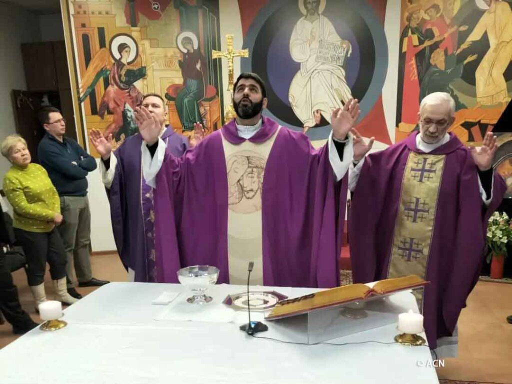 Le Père Lucas Perozzi lors de la célébration eucharistique pendant la guerre.