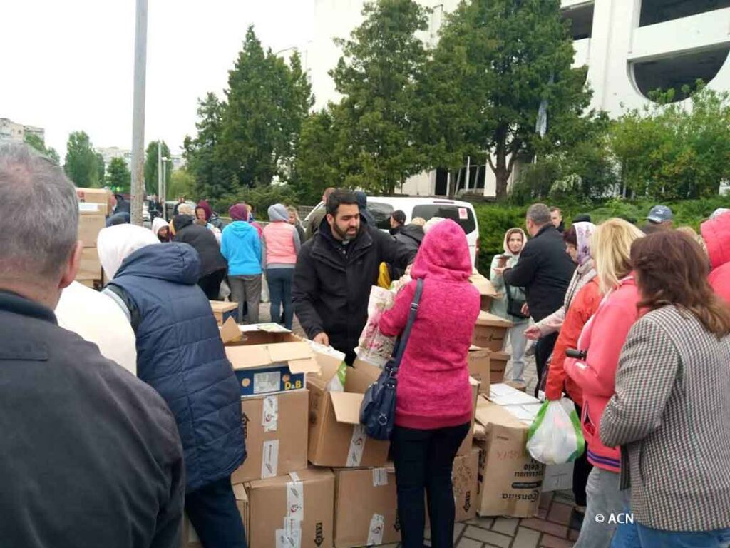 Le Père Lucas Perozzi lors de la distribution de nourriture