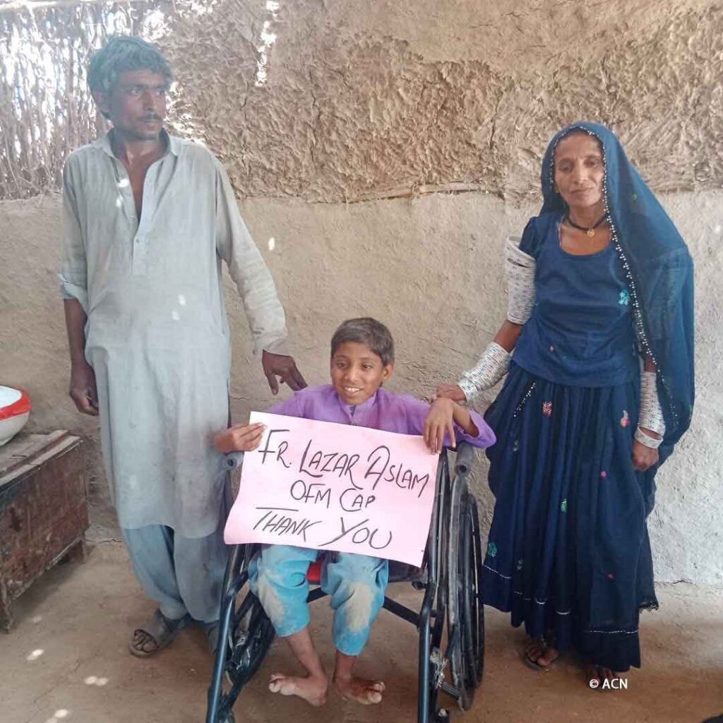 Une famille exprime sa gratitude au P. Lazar Aslam.