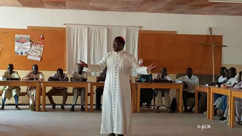 Mgr Bruno Ateba lors de la catéchèse avec les catéchistes