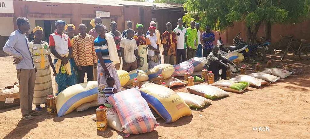 Food distribution for internally displaced catechists in the Diocese of Nouna