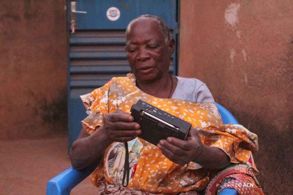 Grâce aux programmes de radio catholiques, même les personnes déplacées ont accès à des émissions sur la foi.