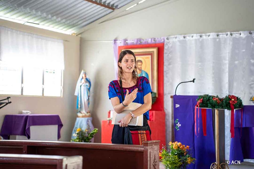 Veronica Katz lors de la visite de ACN en République Dominicaine