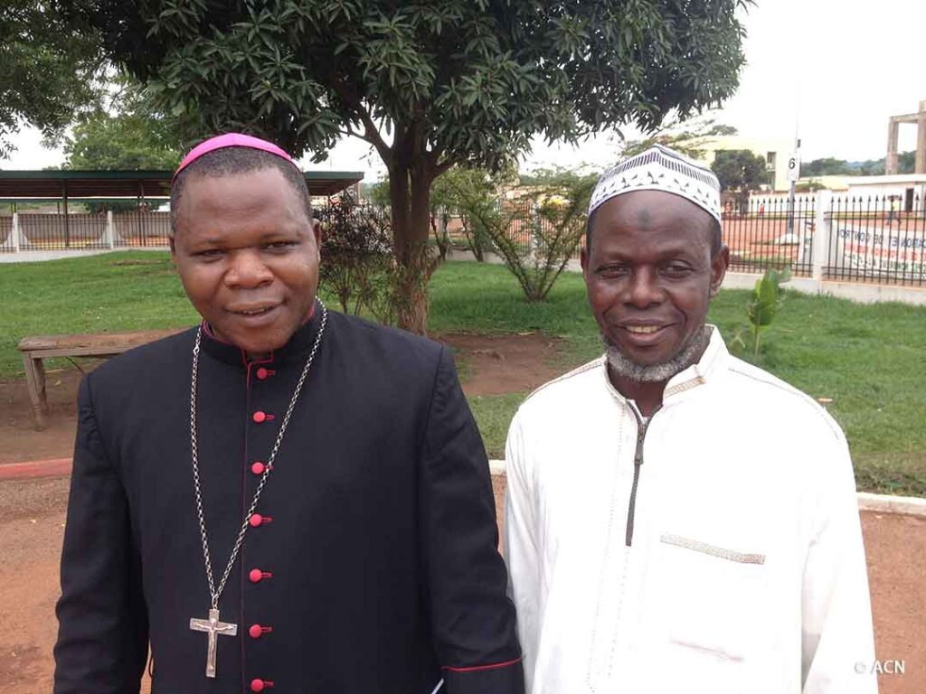 Le cardinal Dieudonné Nzapalainga (à gauche) et l’imam Omar Kobine Layama (à droite) se sont déplacés infatigablement pendant le conflit, tant à l’intérieur du pays qu’à l’extérieur, pour promouvoir ensemble la paix et la réconciliation.