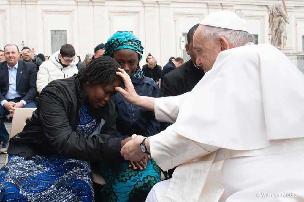 Der Papst traf mehrmals mit Opfern von Verfolgung und Diskriminierung zusammen.
