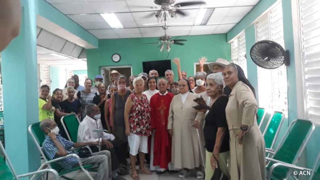 Las Sanchinas trabajan mucho con los ancianos en Camagüey, Cuba
