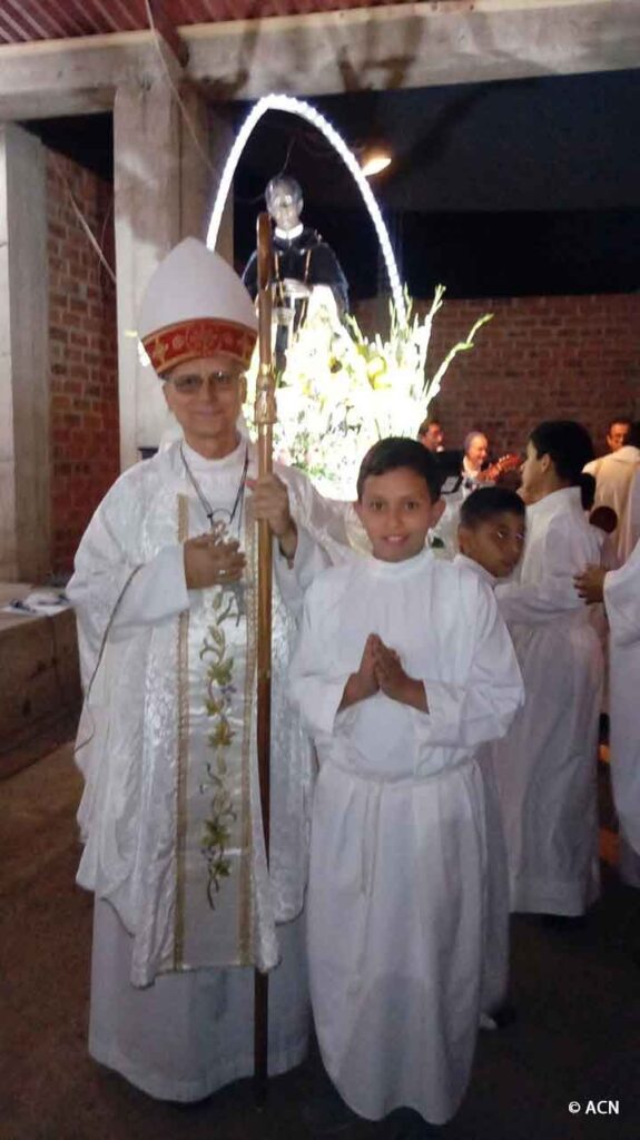 Santiago (right) as an altar boy with Pope Leo XIV (left) during his stay in Peru as Bishop of the Diocese of Chiclayo (from 2015 to 2023)