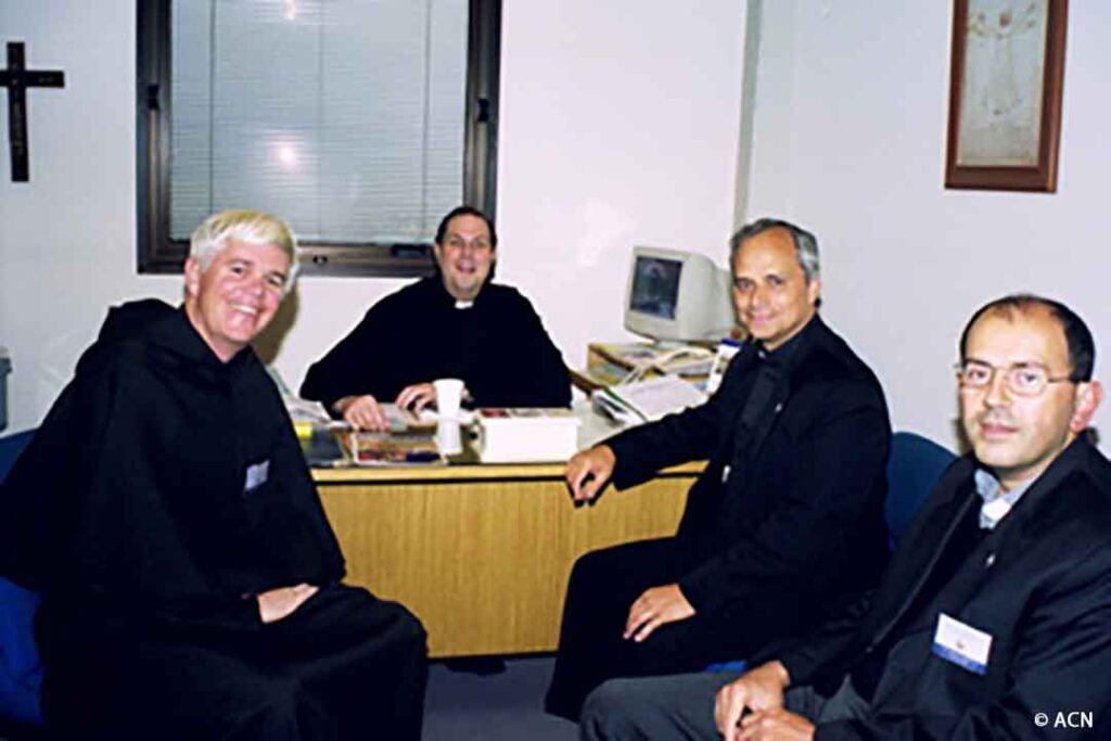 El Padre Robert Francis Prevost con el Padre John J. Lydon durante su servicio pastoral en Perú.