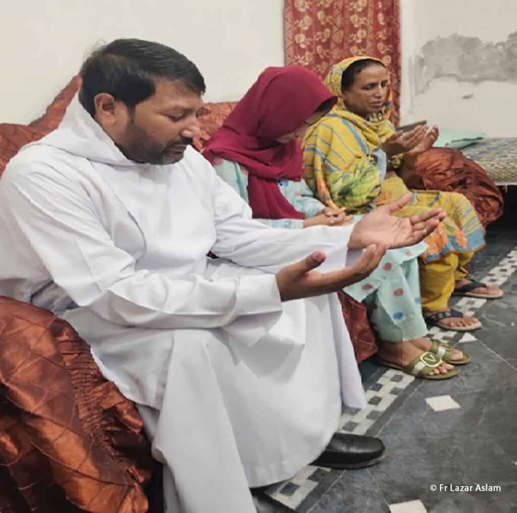 Pater Aslam betet mit Asma Saleem Masih und ihrer Mutter