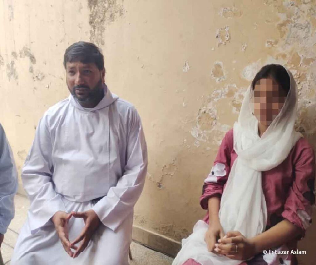 Pater Aslam mit Saba, die entführt und zwangsbekehrt wurde, aber gerettet werden konnte