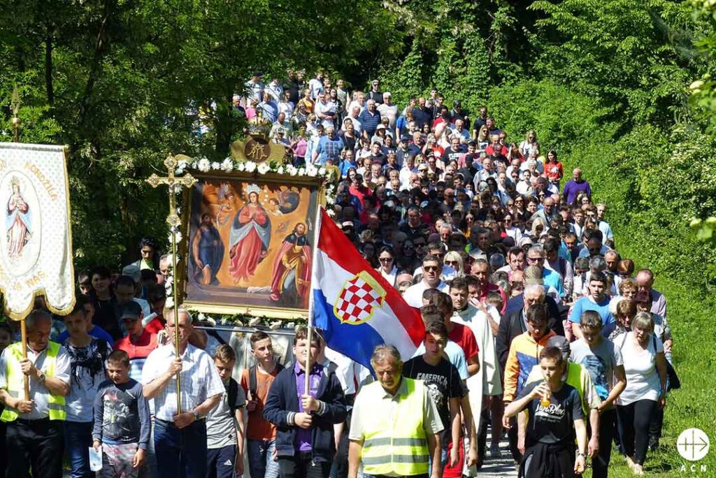 Bosnios católicos participan en una procesión
