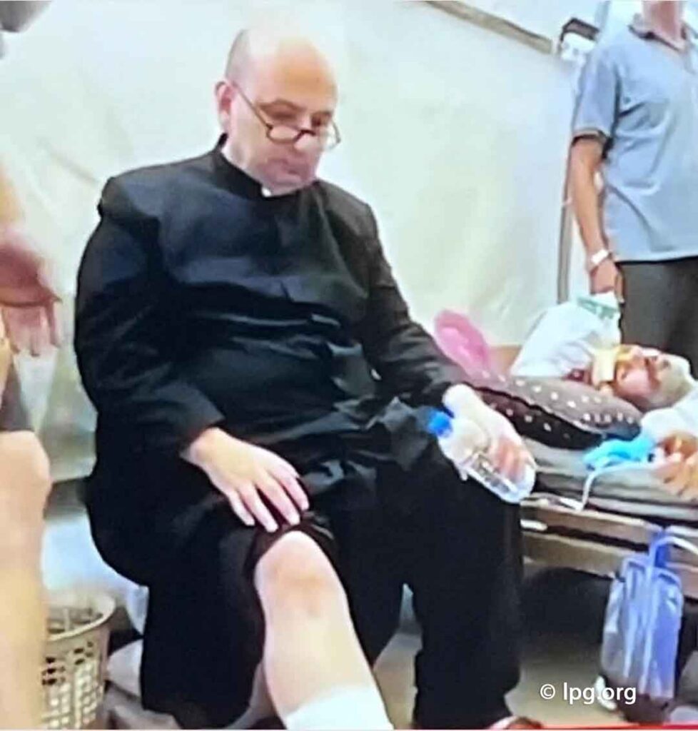 Le Père Gabriel Romanelli a été légèrement blessé à la jambe.