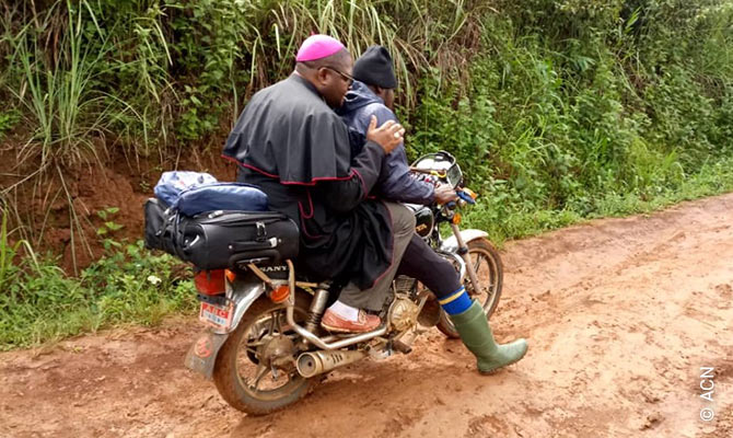 El obispo auxiliar M. Bibi, de camino a la nueva parroquia de Ilung.