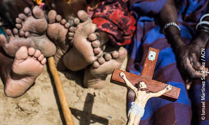 Três noviças e uma religiosa na oração do terço no centro da Caritas em Lodwar.