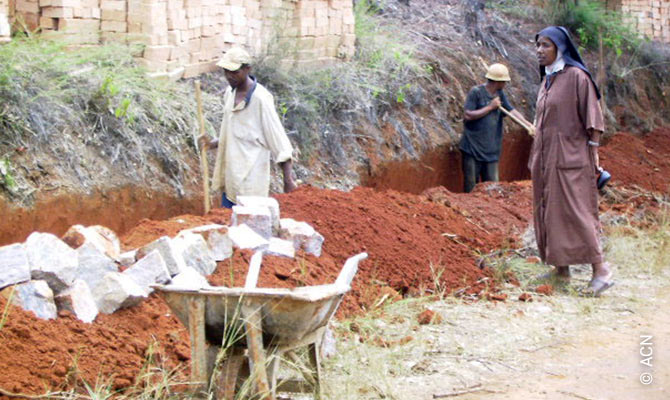 Construction of a church of the Carmelite Order in Besimpona.