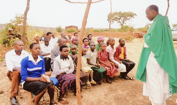 Célébration de messe dans la province rwandaise grâce au véhicule offert.