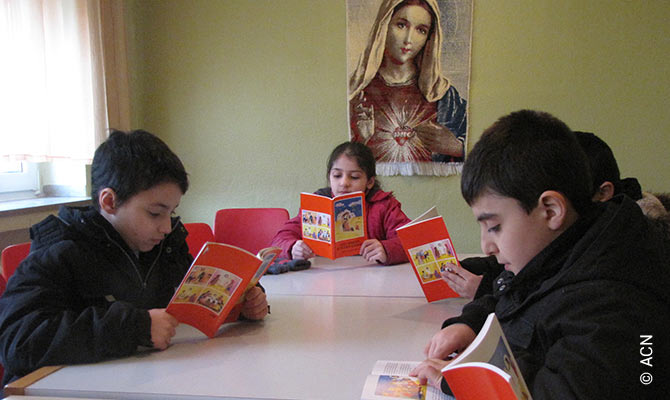 Iraqi refugee children reading the children’s Bible in the Chaldean Catholic community in Essen/Germany. The community was provided with 300 Arabic Bibles.