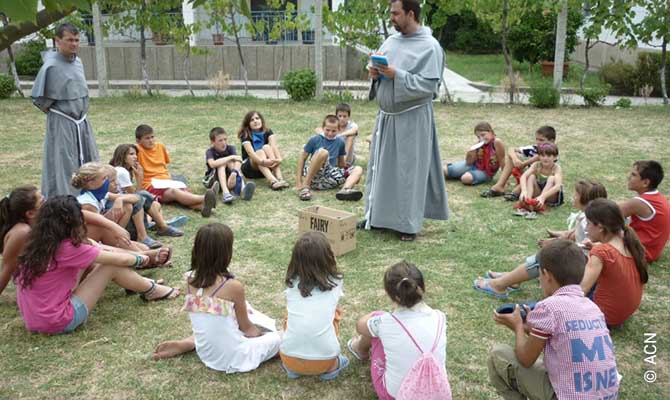 Pastorale Arbeit mit Kindern in der Gemeindekirche in Jaru.