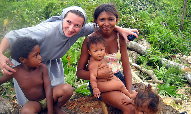 Sisters of the Order of Saint Joseph visiting a family in São Luís.