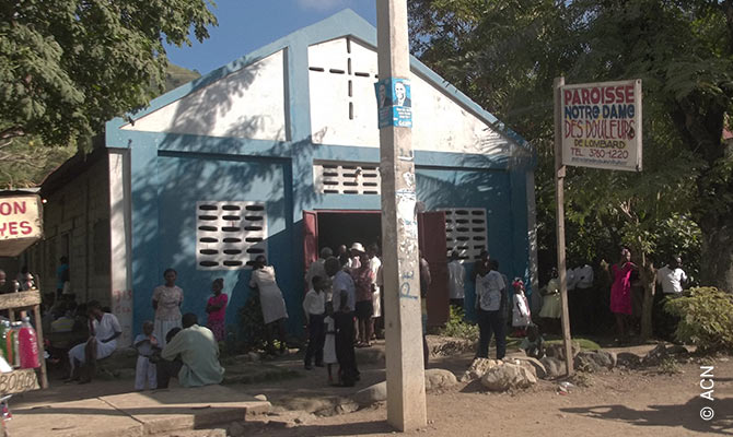 The faithful before Mass in the newly-built church in the parish of Notre Dame des Douleurs à Lombard.