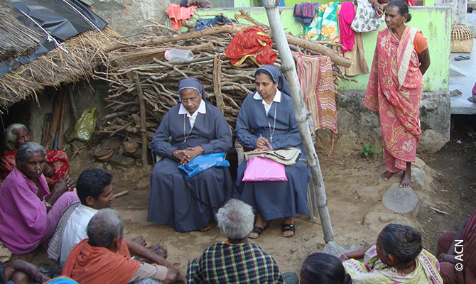 Sisters in conversation with believers in Gumuda, diocese of Kashinagar.