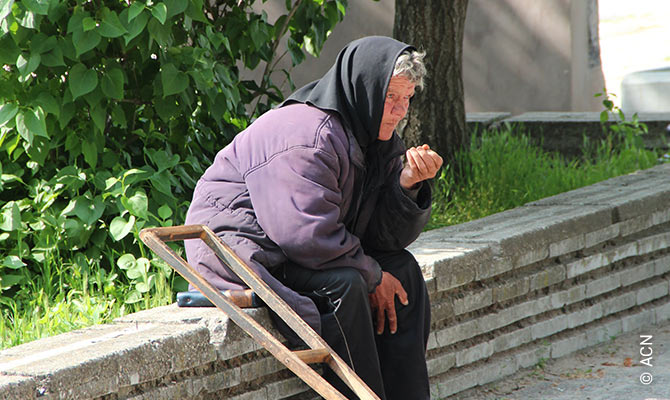 Eine Frau vor der Kirche in Rakovski.