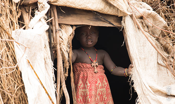 Niña de la tribu de los dassanech en la aldea de Oromate, cuyos habitantes han conocido el Evangelio recientemente.