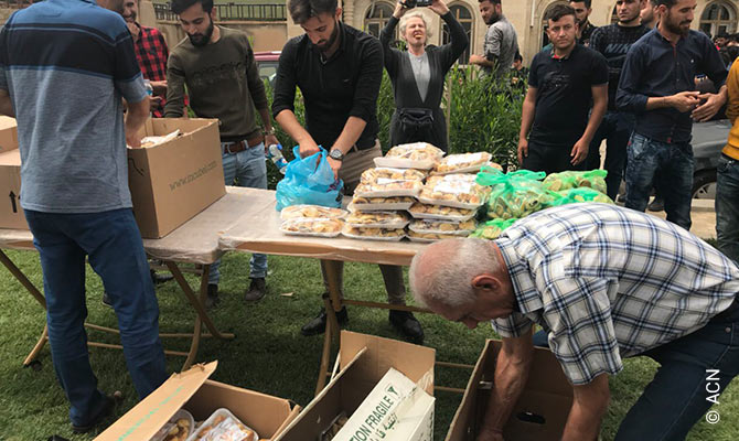 Displaced Christians in Kirkuk receiving food supplies.